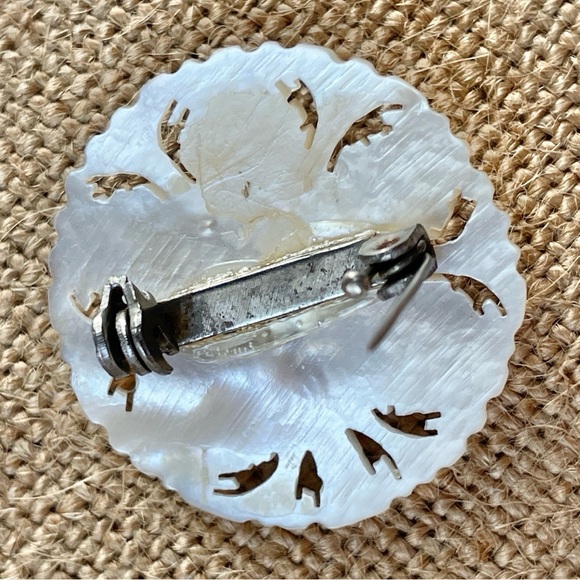 Vintage Mother of Pearl Floral Carved Brooch Pin - Picture 5 of 6